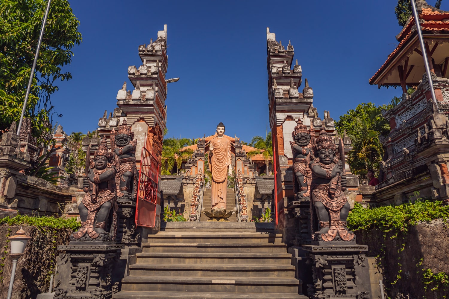 TOP 12 des plus beaux temples de Bali - Temple de Brahma Vihara Arama Buddhist Monastery