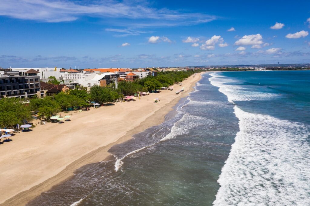 Surf sur la plage de Kuta 