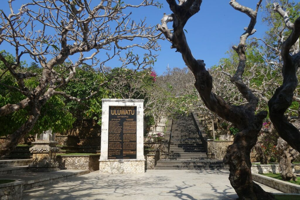 Le Temple Pura Luhur Uluwatu : Une Merveille Balinaise