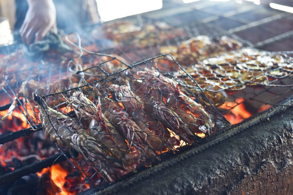 Poissons grillés au sein du marché