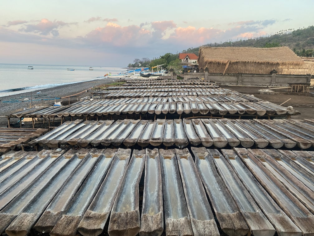 Saline traditionnelle sur la plage Amed Bali