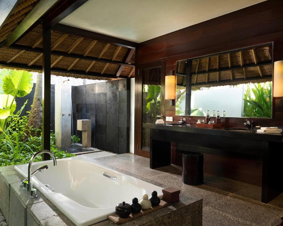 Salle de bain des chambres au Kayumanis Jimbaran Private Estate & Spa 