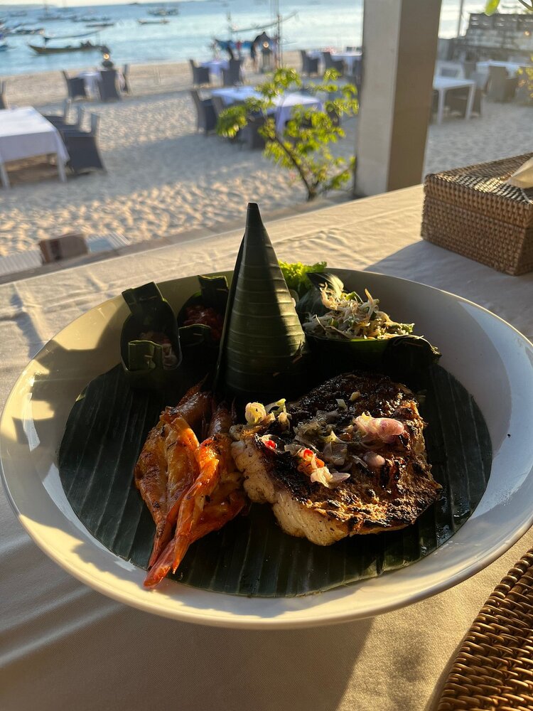 Poisson grillé avec vue sur la mer de Jimbaran